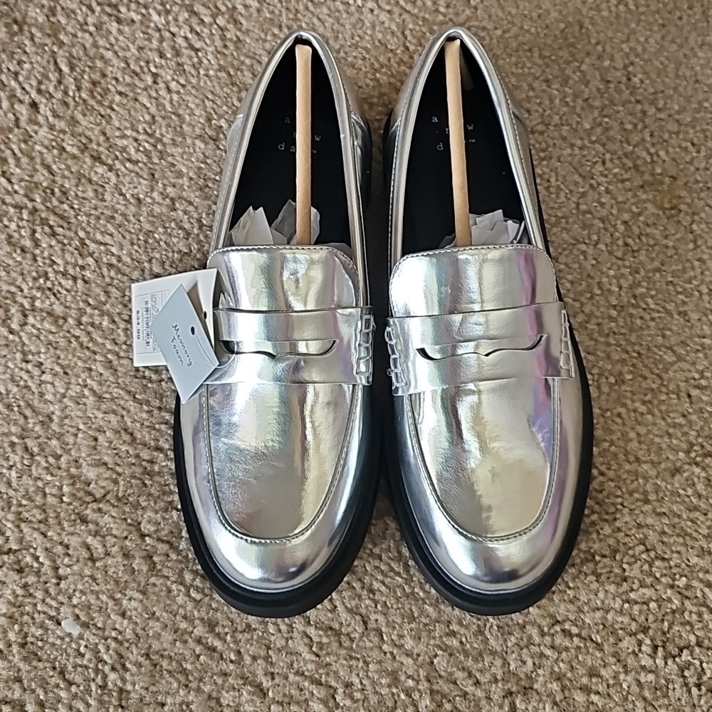 Jordan Women's Loafer Flats Silver Size 6.5 - Picture 3 of 4